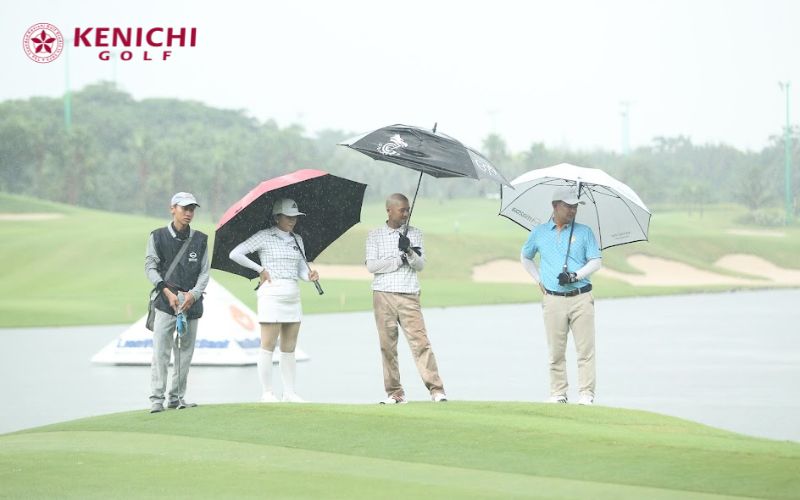 Dù thời tiết khó khăn, golfer đã tạo nên những khoảnh khắc đẹp và đáng nhớ trong lịch sử của Giải golf Tranh Cúp 16 CLB Dòng Họ - 2023.