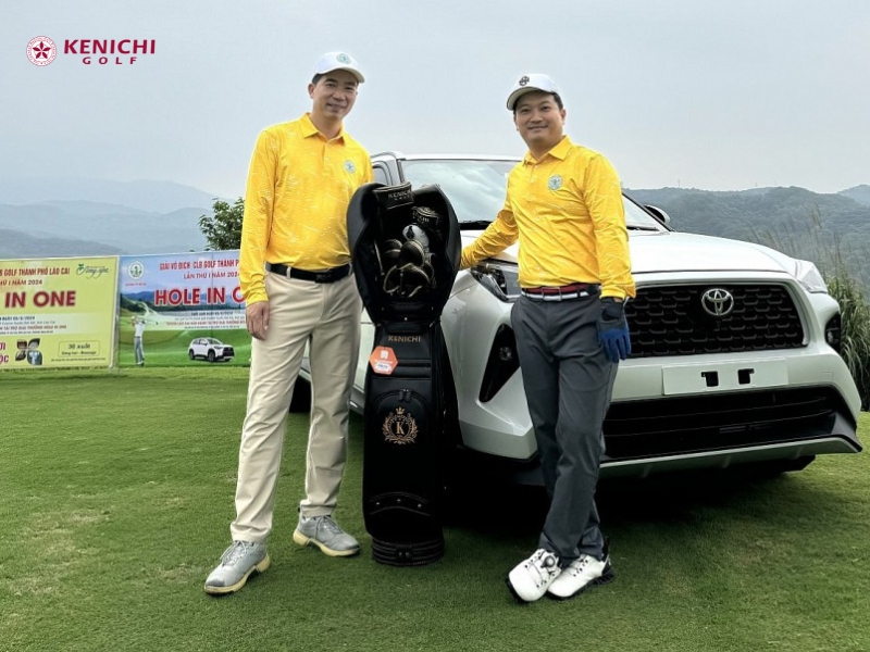 Golfer CLB Lào Cai chụp ảnh lấy may cùng siêu phẩm gậy golf hoàng gia