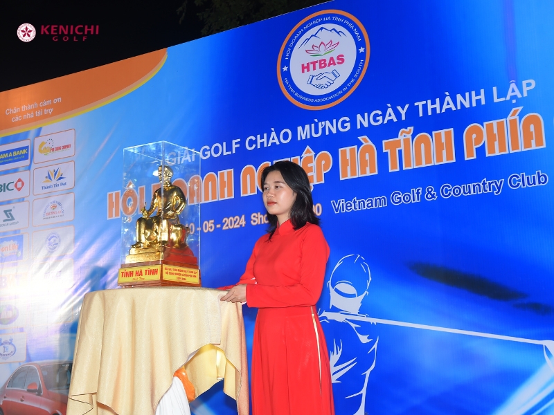 Tượng vàng Đại thi hào Nguyễn Du được quyên tặng cho buổi đấu giá