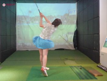 Golfer Đoàn Phương tái hiện cú HIO 325 triệu đồng với driver Kenichi