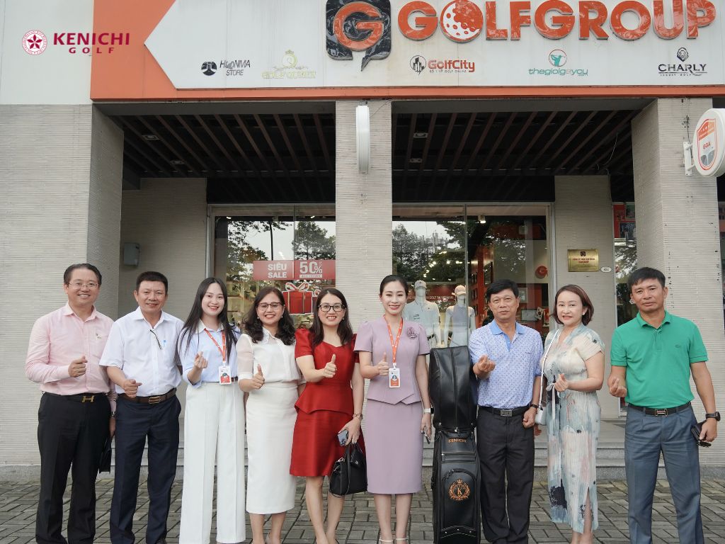 Đoàn BTC cùng gia đình golfer Đào Thật ghé thăm GolfGroup trong lễ nhận giải HIO