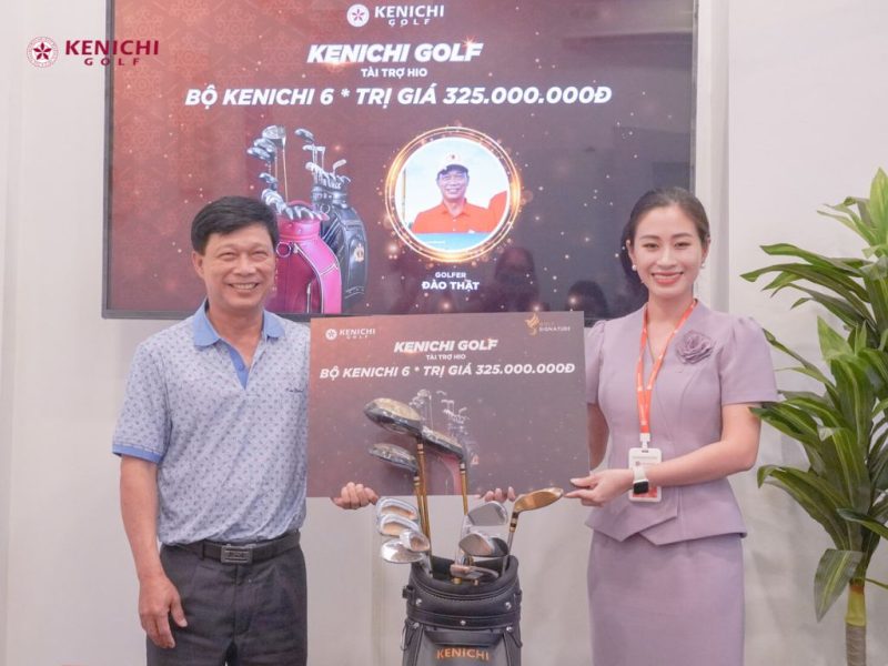 Golfer Đào Thật thể hiện niềm hạnh phúc và thích thú khi nhận gậy golf Kenichi sau cú HIO lịch sử