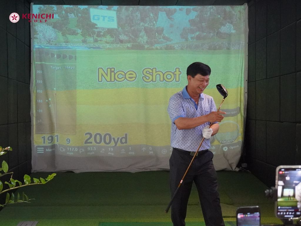 Trải nghiệm gậy golf Kenichi 6* S-Classic tại phòng golf 3D khiến golfer Đào Thật không khỏi thích thú